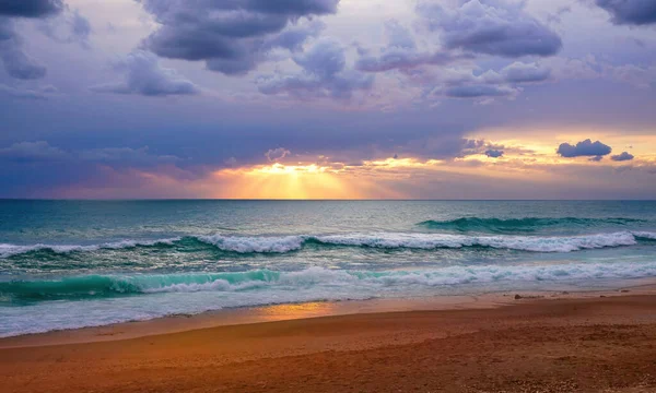 Beautiful Natural Sea Evening Landscape Sunset Beach Golden Sunbeams Break — Stock Photo, Image