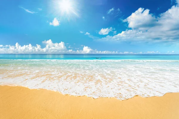 Hermosa Imagen Fondo Natural Playa Tropical Cielo Azul Con Sol —  Fotos de Stock