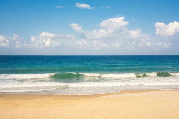 Paisaje Colorido Verano Con Hermosa Playa Arena Dorada Con Olas —  Fotos de Stock