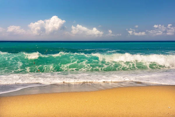 Hermoso Paisaje Marino Con Playa Arena Dorada Cielo Azul Con —  Fotos de Stock