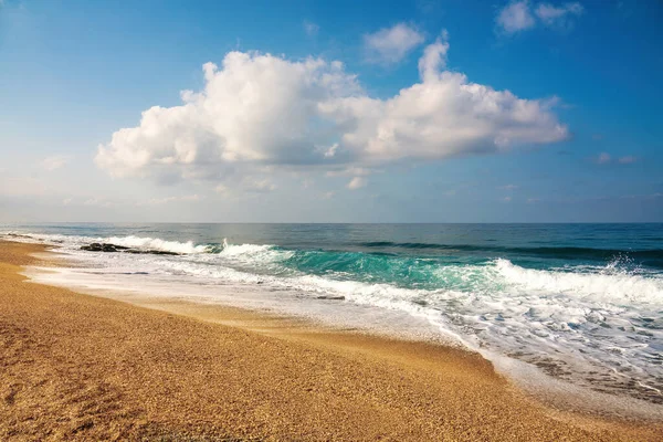 美丽而平静的天然海景 有地平线和蓝天的云彩 浅浅的浪花和被阳光照耀的金黄色沙滩 — 图库照片
