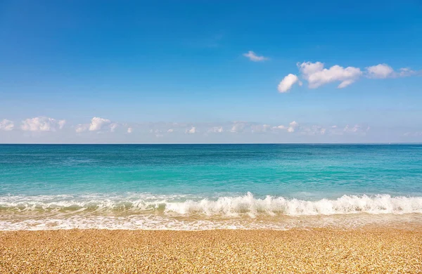 Hermosa Playa Mediterránea Con Arena Dorada Mar Turquesa Cielo Azul —  Fotos de Stock
