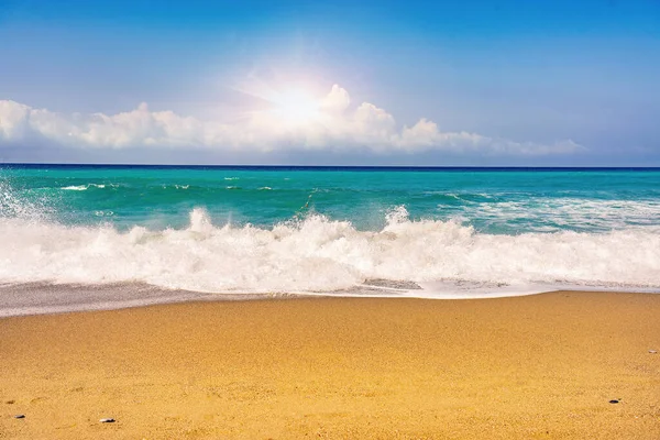 Hermosa Imagen Fondo Verano Costa Mediterránea Con Olas Espectaculares Playa —  Fotos de Stock
