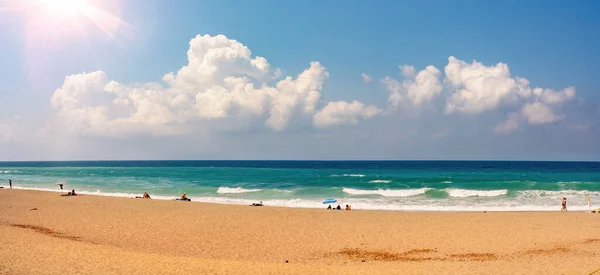 Brillante Hermoso Panorama Costa Mediterránea Día Soleado Con Pequeñas Olas —  Fotos de Stock
