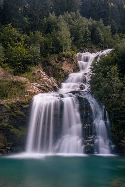 Primer plano de la cascada de Piumogna en Faido, Ticino, Suiza, fotografiado con una larga exposición. — Foto de Stock