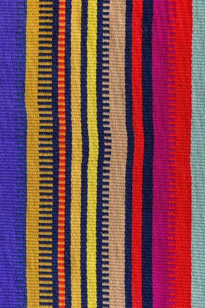 Textura de alta calidad de un tejido de rayas verticales multicolor en estilo mexicano. — Foto de Stock