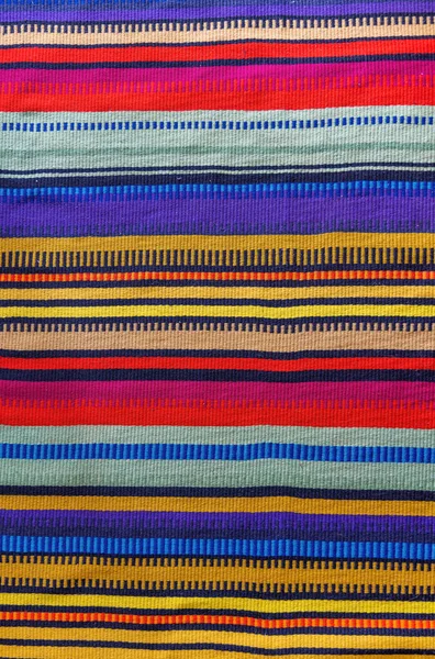 Textura de alta calidad de un tejido de rayas horizontales multicolor en estilo mexicano. —  Fotos de Stock