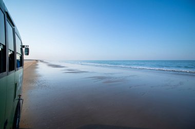 Güneşli bir günde Atlantik Okyanusu, İspanya 'nın Endülüs kentindeki Donana Ulusal Parkı' nda bir safari sırasında sahil boyunca giden bir arazi kamyonundan görülüyor.