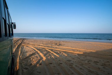 Güneşli bir günde Atlantik Okyanusu, İspanya 'nın Endülüs kentindeki Donana Ulusal Parkı' nda bir safari sırasında sahil boyunca giden bir arazi kamyonundan görülüyor.