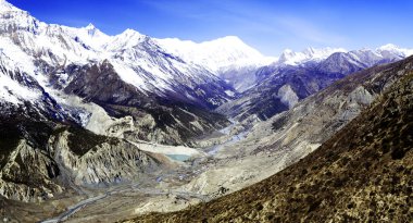 Himalayalar 'da dağ manzarası ve kar Nepal' de Annapurna Pisti boyunca ilerliyor.