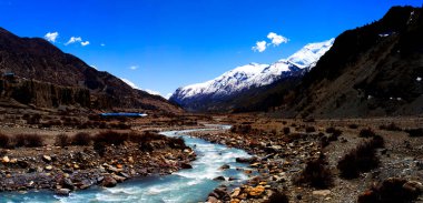 Himalayalar 'da dağ manzarası ve kar Nepal' de Annapurna Pisti boyunca ilerliyor.