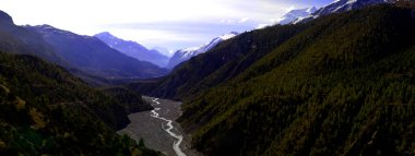 Himalayalar 'da dağ manzarası ve kar Nepal' de Annapurna Pisti boyunca ilerliyor.