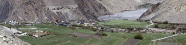 Himalayalar 'da dağ manzarası ve kar Nepal' de Annapurna Pisti boyunca ilerliyor.