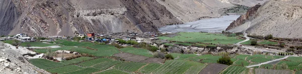 Himalayalar 'da dağ manzarası ve kar Nepal' de Annapurna Pisti boyunca ilerliyor.