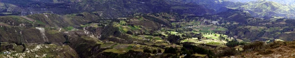 Panorama Montanhas Vale Verde Com Edifícios Tradicionais Adobe Montanhas Equador — Fotografia de Stock