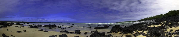 Panorama Rochas Vulcânicas Negras Deitadas Praia Nas Ilhas Galápagos Equador — Fotografia de Stock