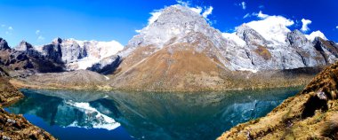 Peru, Caraz yakınlarındaki Cordillera Huayhuash Pisti 'ndeki karlı dağların ve buzul gölü vadisinin manzarası..