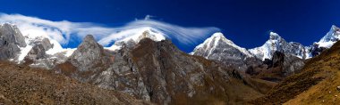 Peru, Caraz yakınlarındaki Cordillera Huayhuash Pisti 'ndeki karlı dağ ve vadi manzarası..
