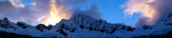 Panorama Snöiga Berg Cordillera Blanca Bergskedjan Vid Soluppgången Längs Den — Stockfoto