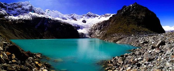 科迪勒拉布兰卡山脉靠近秘鲁瓦拉斯的圣克鲁斯山脉一带的山脉和冰川湖全景 — 图库照片