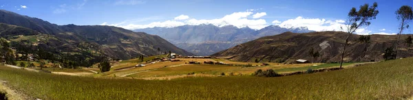 ペルーのAncash地域のHuata地区近くのCordillera Blanca国立公園の山々のパノラマ — ストック写真