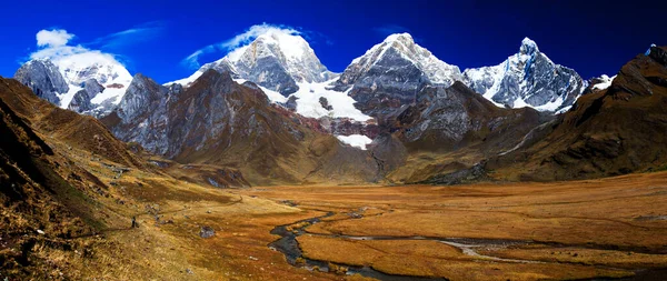Panorama Verschneiter Berge Und Flusstäler Der Abgelegenen Cordillera Huayhuash Circuit — Stockfoto