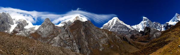 Peru, Caraz yakınlarındaki Cordillera Huayhuash Pisti 'ndeki karlı dağ ve vadi manzarası..