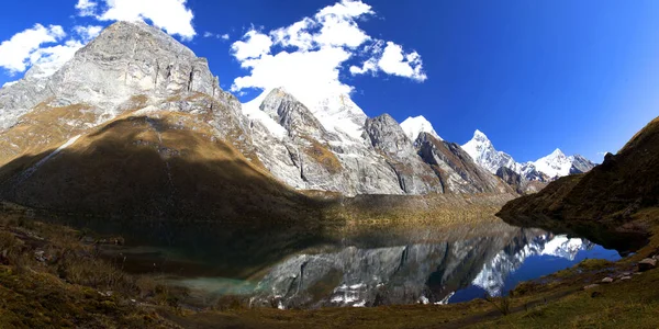 Panorama Der Schneebedeckten Berge Und Der Spiegelnden Gletscherseen Des Tals — Stockfoto