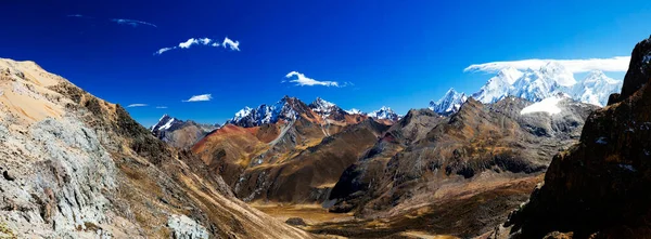 Panorama Verschneiter Berge Und Täler Der Abgelegenen Cordillera Huayhuash Circuit — Stockfoto