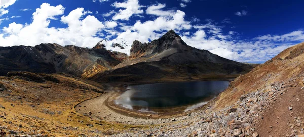 Panorama Verschneiter Berge Und Täler Der Abgelegenen Cordillera Huayhuash Circuit — Stockfoto