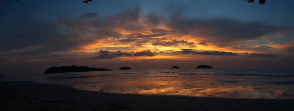 Panorama Espectacular Puesta Sol Playa Con Colores Brillantes Sin Gente — Foto de Stock
