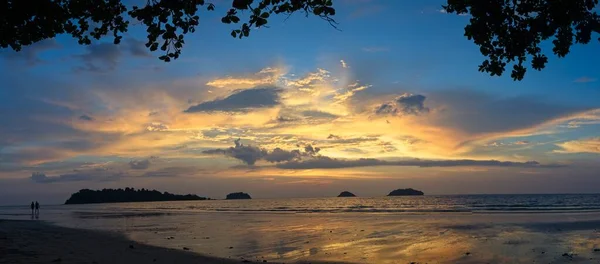 Panorama Espectacular Puesta Sol Playa Desierta Con Colores Brillantes Sin — Foto de Stock