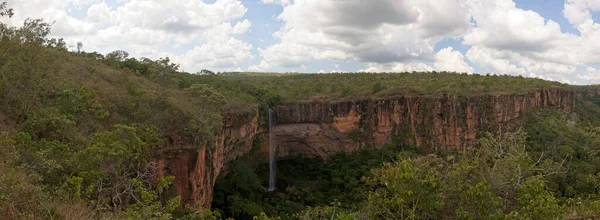 Muhteşem şelale ve dağların manzarası Mato Grosso, Brezilya 'daki Chapada dos Guimaraes..