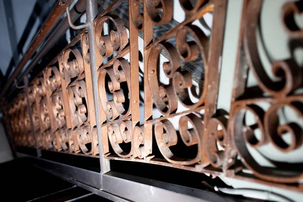 Antik bir demir merdiven manzarası dramatik ışıklandırmalı korkuluk tasarımı.