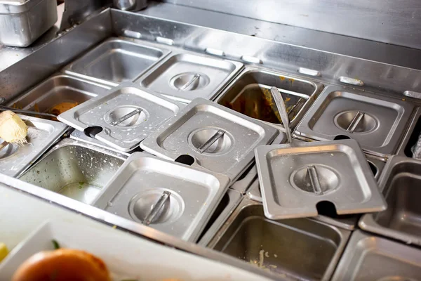 Yemekhane manzarası dağınık, bir restoran mutfağı manzarası..