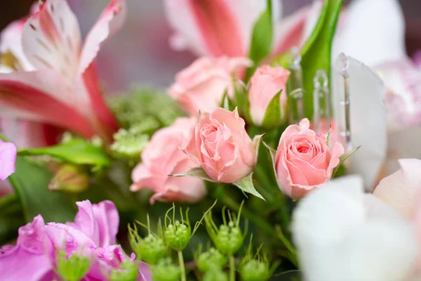 Una Vista Vicino Bouquet Floreale Con Alcune Rose Rosa Chiaro — Foto Stock