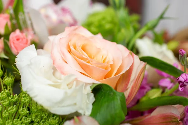 Veduta Ravvicinata Bouquet Floreale Con Una Rosa Color Pesca — Foto Stock