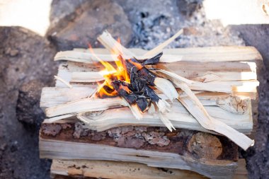 Şenlik ateşinin başında yanan bir alev manzarası.. 