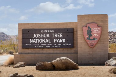 Joshua Tree Ulusal Parkı, Kaliforniya, ABD - 03-15-2021: Joshua Tree Ulusal Parkı için bir giriş işareti.