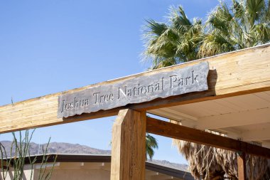 Joshua Tree Ulusal Parkı, Kaliforniya, ABD - 03-15-2021: Joshua Tree Ulusal Parkı 'nı gösteren bir tabela. Bu ziyaretçi merkezinde görülüyor..