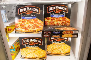 Los Angeles, California, ABD - 03-18-2021: Yerel bir bakkalda sergilenen birkaç kutu donmuş Kızıl Baron pizzasının görüntüsü.