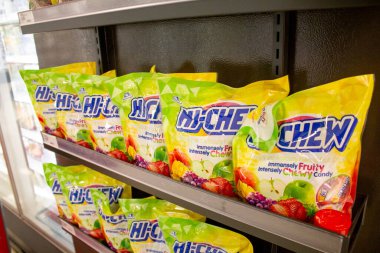 Los Angeles, California, ABD - 03-18-2021: Yerel bir bakkalda sergilenen bir kaç paket Hi-Chew şekeri manzarası.
