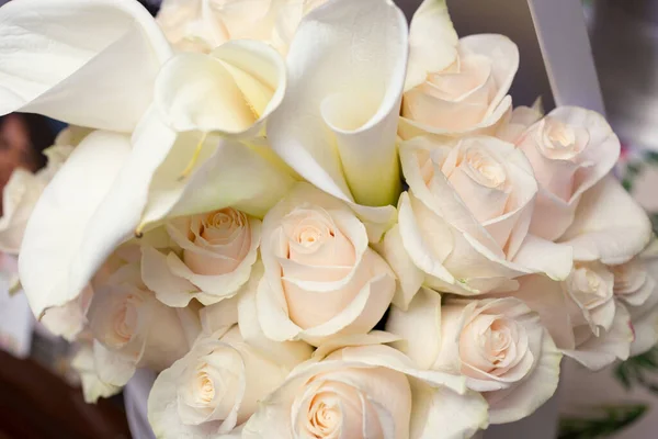 Uma Vista Várias Rosas Brancas Lírios Calla Buquê Caixa — Fotografia de Stock