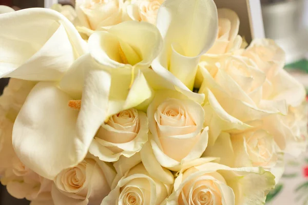 Una Vista Diverse Rose Bianche Calla Bouquet Scatola Gigli — Foto Stock
