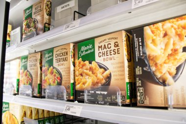 Los Angeles, California, Amerika Birleşik Devletleri - 03-18-2021: Marie Callender 'ın dondurulmuş yemek kaselerinin birkaç kutu manzarası, yerel bir bakkalda sergileniyor.