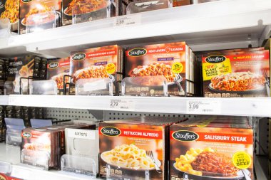 Los Angeles, California, ABD - 03-18-2021: Stouffer 'ın dondurulmuş yemeklerinin bir kaç kutu manzarası, yerel bir bakkalda sergileniyor.