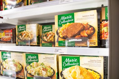 Los Angeles, California, ABD - 03-18-2021: Marie Callender 'ın dondurulmuş yemeklerinin bir kaç kutu manzarası, yerel bir bakkalda sergileniyor.