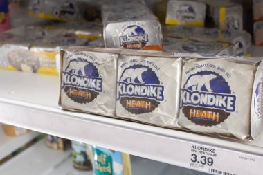 Los Angeles, California, ABD - 03-18-2021: Yerel bir markette sergilenmekte olan çok sayıda Klondike Heath dondurmalı sandviç paketi.