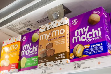 Los Angeles, California, ABD - 03-18-2021: Yerel bir bakkalda sergilenen çok sayıda My-Mochi dondurmalı dondurma ürününün görüntüsü.