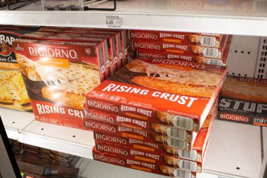 Los Angeles, California, ABD - 03-18-2021: Yerel bir bakkalda sergilenen birkaç kutu DiGiorno dondurulmuş pizzanın görüntüsü.